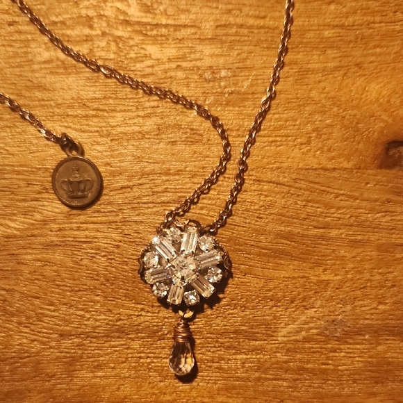 Elegant Gold and Silver Necklace with Crystal Pendant - Picture 4 of 6